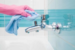 cleaning bathtub with non abrasive cleaners