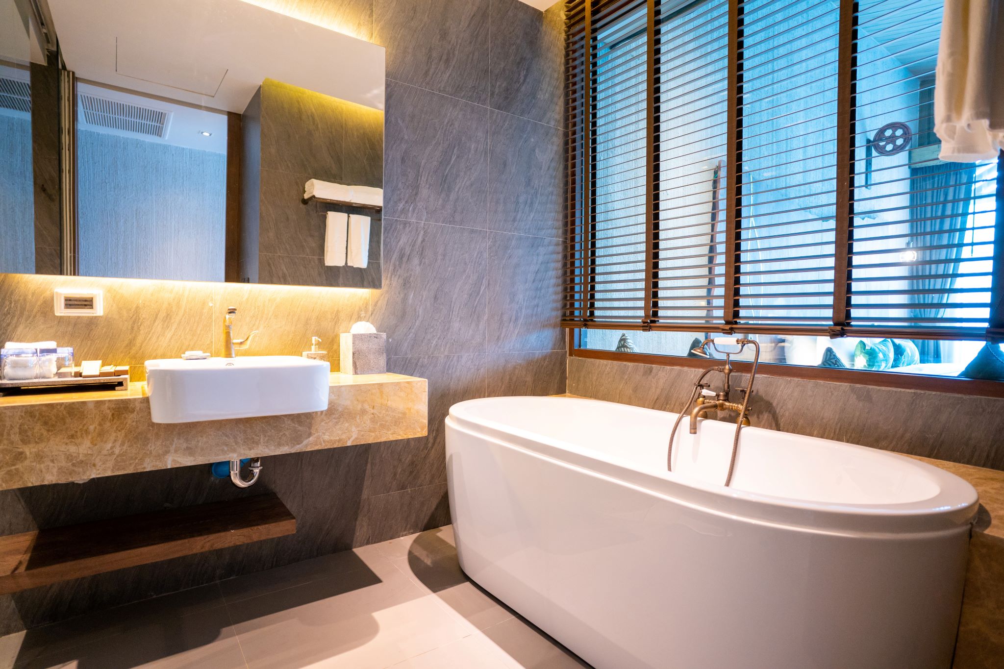 luxury hotel bathrooms